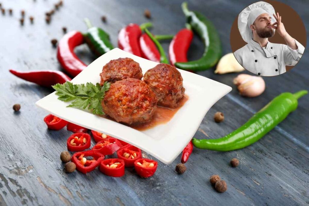  le polpette dorate, decorazioni con peperoncino e una salsa, accompagnata da un'emoji 🌶️ per enfatizzare il sapore piccante