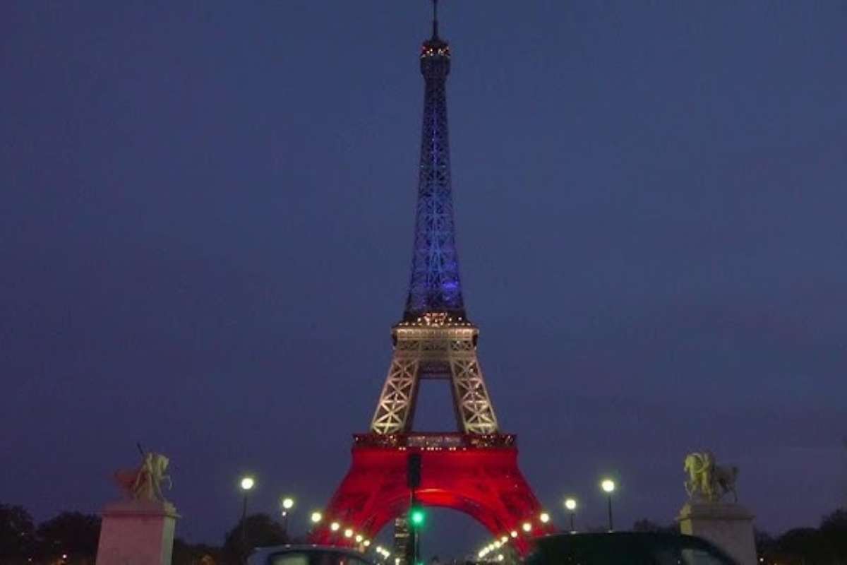 tour eiffel illuminata in ricordo del bataclan