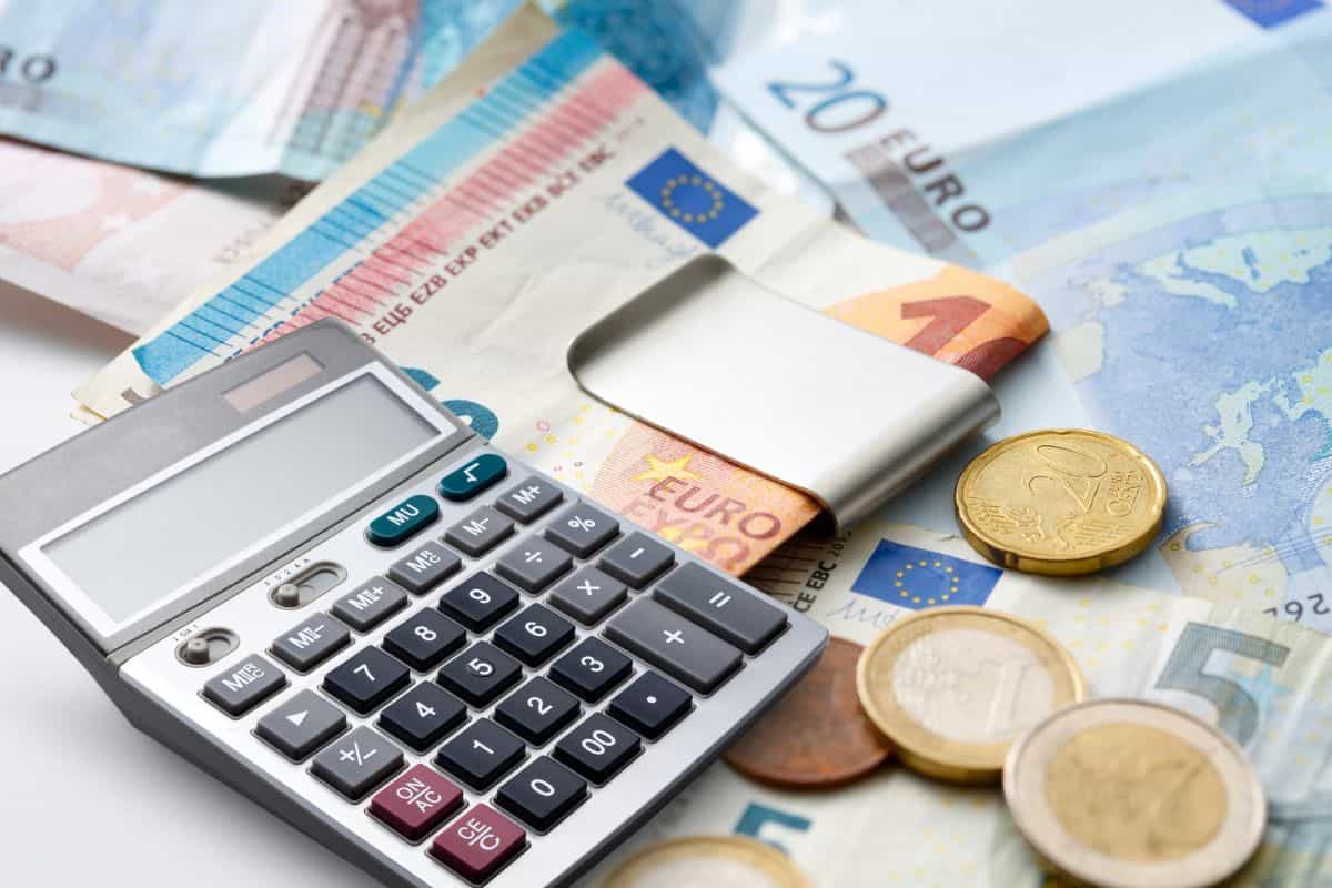 banconote euro e calcolatrice