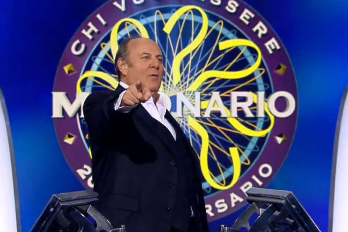 screen facebook chi vuol essere milionario gerry scotti con logo programma dietro