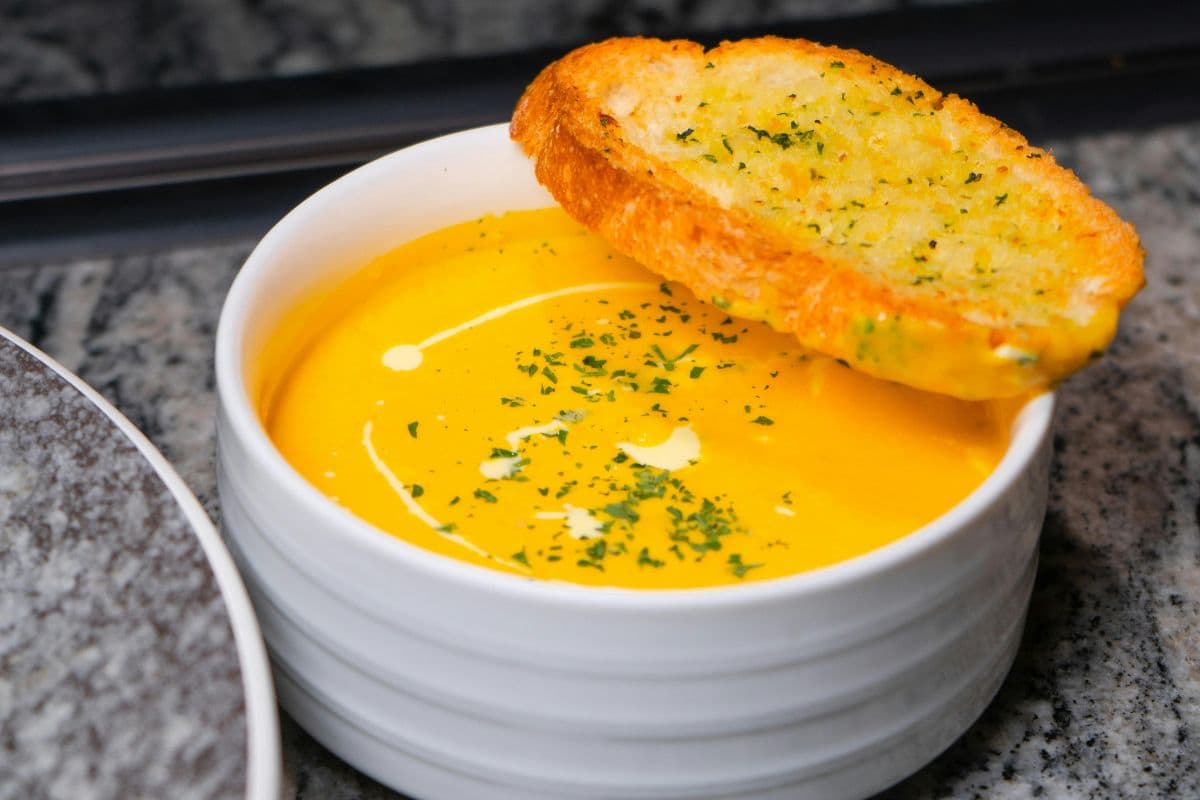 scodella con zuppa di lenticchie rosse e bruschetta