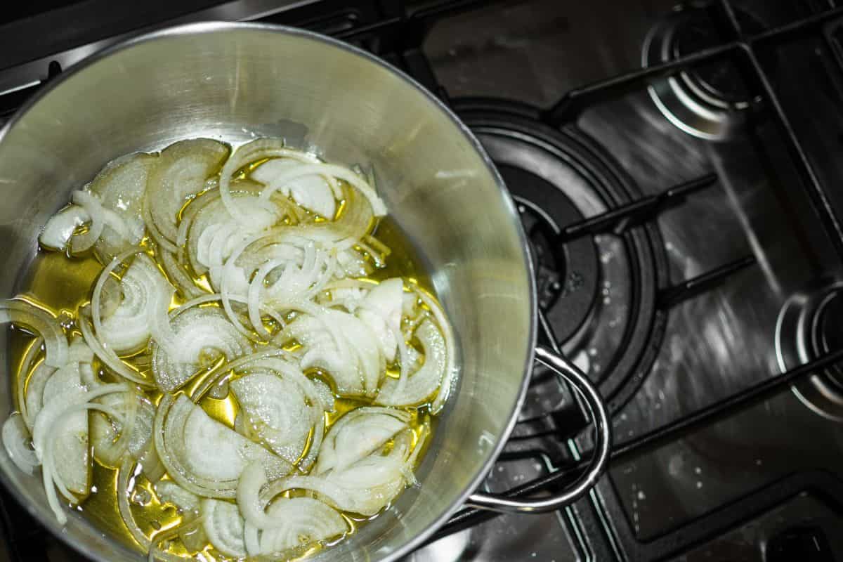 pentola con olio e cipolle