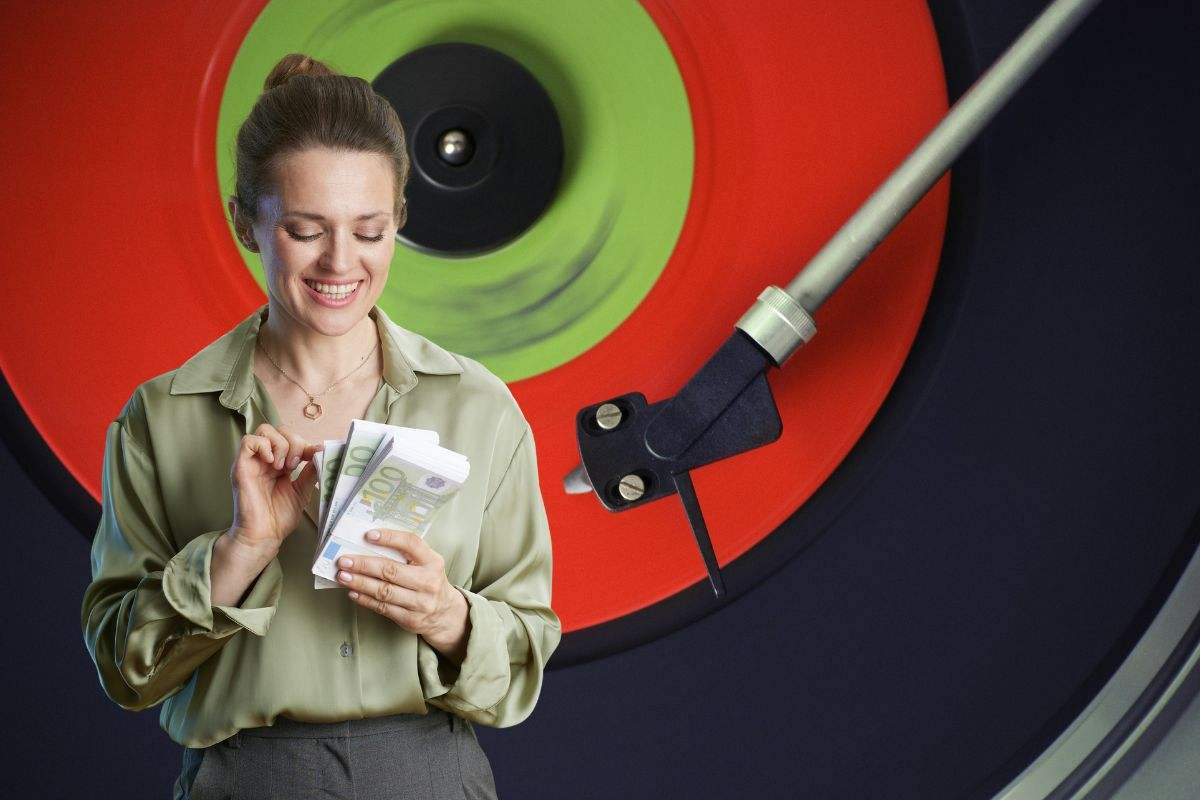 Donna conta migliaia di euro in banconote