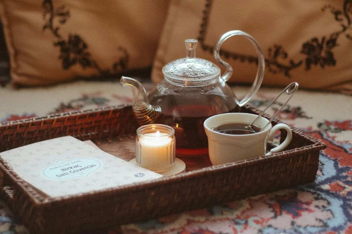 Oggetti disposti su un vassoio