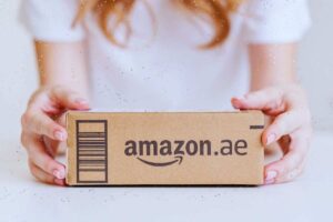 pacco amazon tra le mani