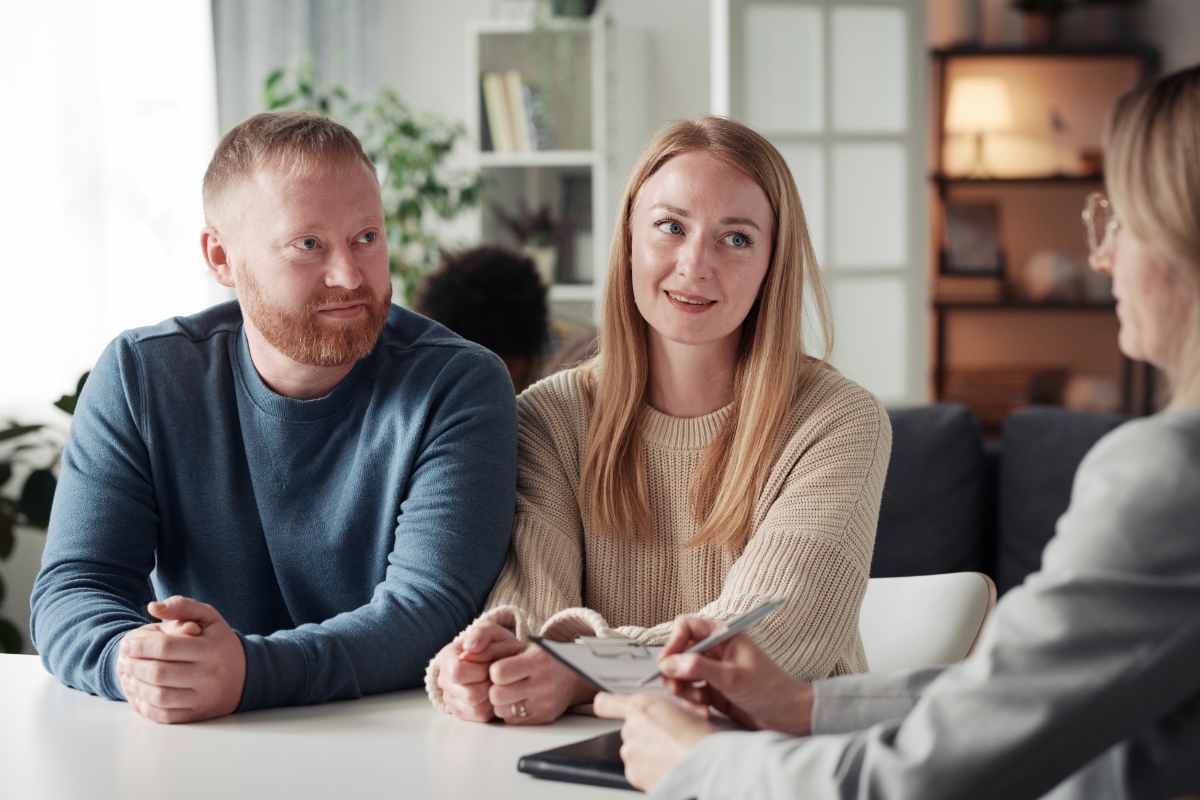 coppia che parla con un consulente per le adozioni