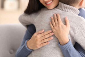 donna abbraccia bambino