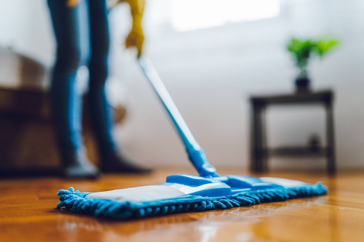 donna che passa lo straccio per terra