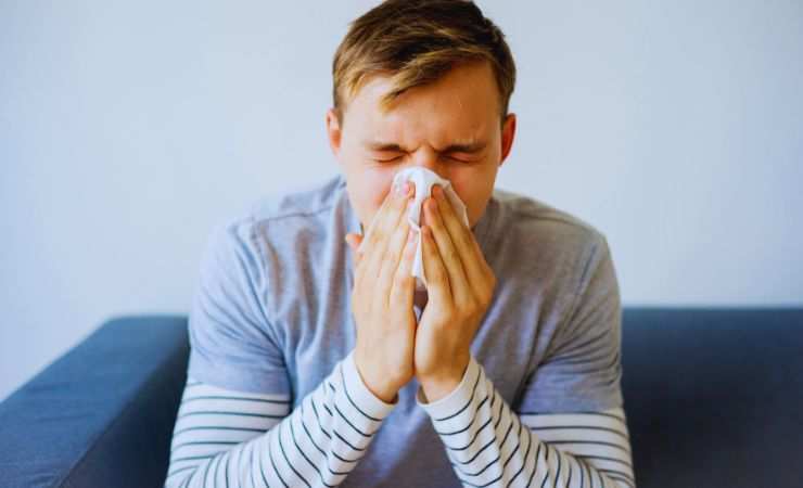 ragazzo soffia il naso