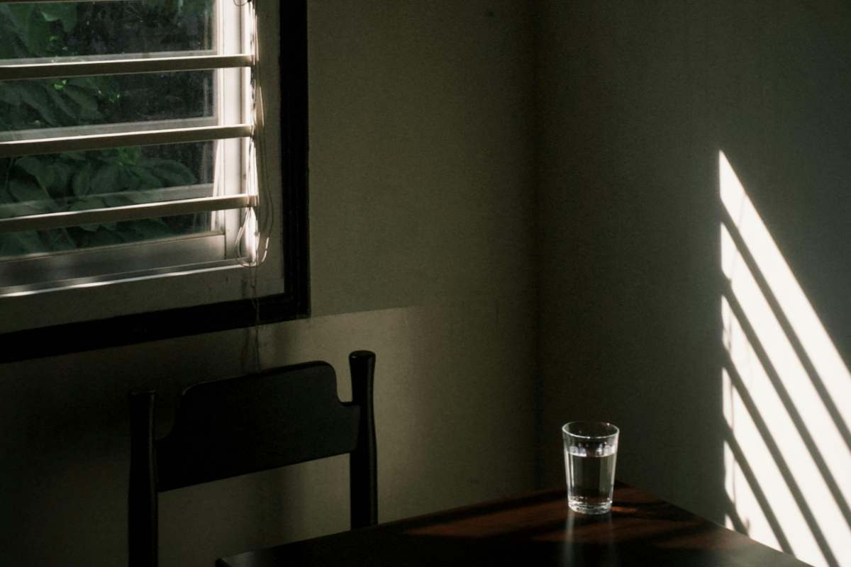 Una camera in penombra